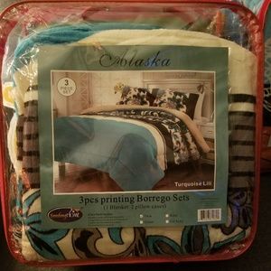 Borrego blanket with pillow cases...